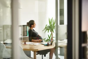 Comment lutter contre la discrimination liée à la grossesse au travail ?