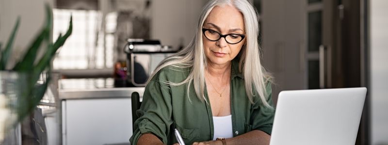 femme de 50 ans devant un ordinateur