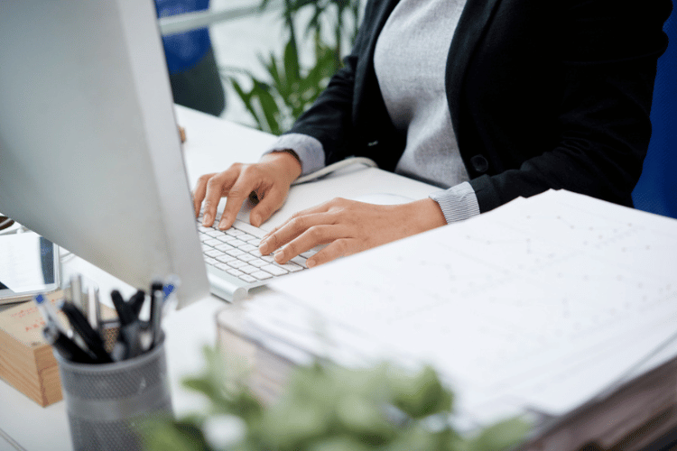 femme qui écrit sur un clavier