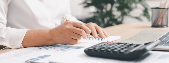 femme devant un ordinateur avec une calculatrice